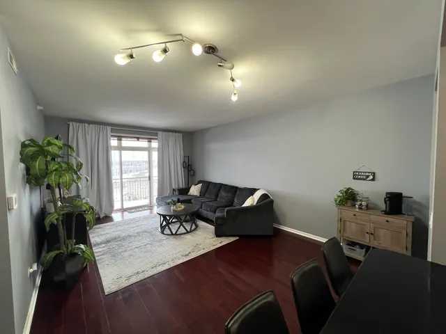 $305,000 | 390 Western Avenue, Unit 706, Des Plaines, IL 60016