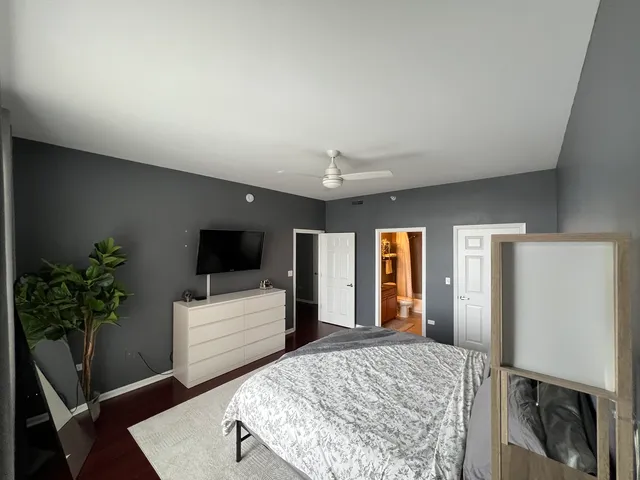 $305,000 | 390 Western Avenue, Unit 706, Des Plaines, IL 60016