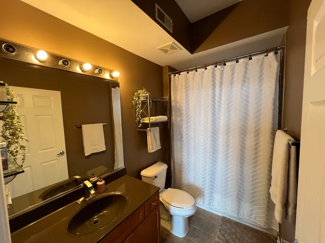 $305,000 | 390 Western Avenue, Unit 706, Des Plaines, IL 60016