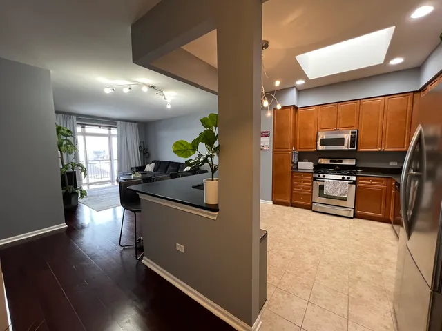 $305,000 | 390 Western Avenue, Unit 706, Des Plaines, IL 60016