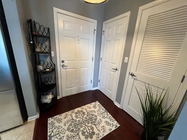 $305,000 | 390 Western Avenue, Unit 706, Des Plaines, IL 60016