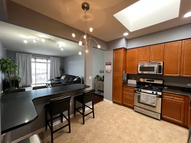 $305,000 | 390 Western Avenue, Unit 706, Des Plaines, IL 60016