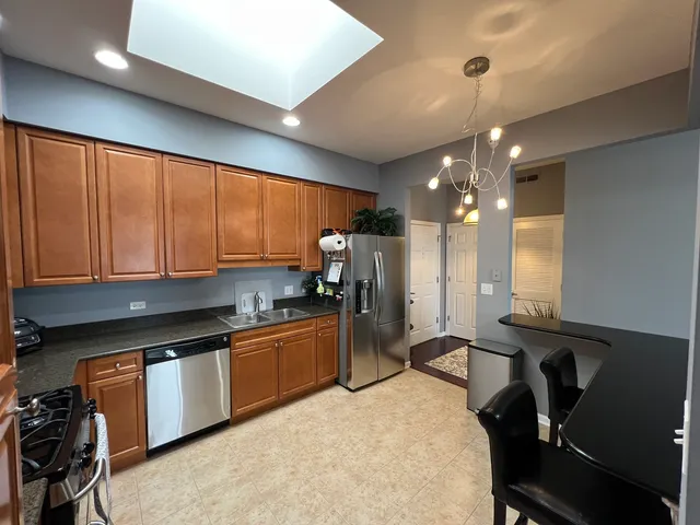 $305,000 | 390 Western Avenue, Unit 706, Des Plaines, IL 60016