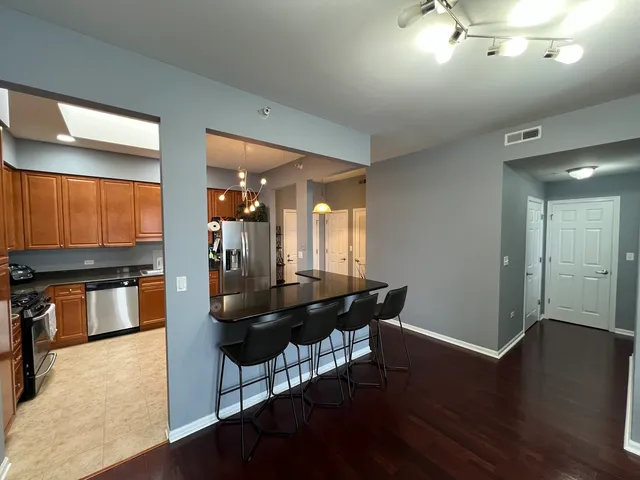 $305,000 | 390 Western Avenue, Unit 706, Des Plaines, IL 60016