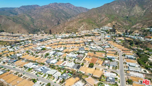 a view of residential houses with outdoor space