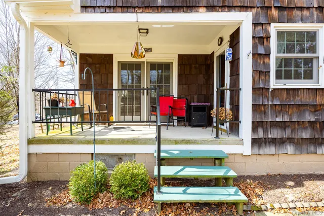a view of yard with trees