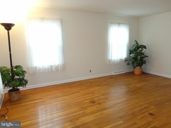 102 Green Ridge Road Voorhees, NJ 08043 - Photo 21 of 25 Living Room