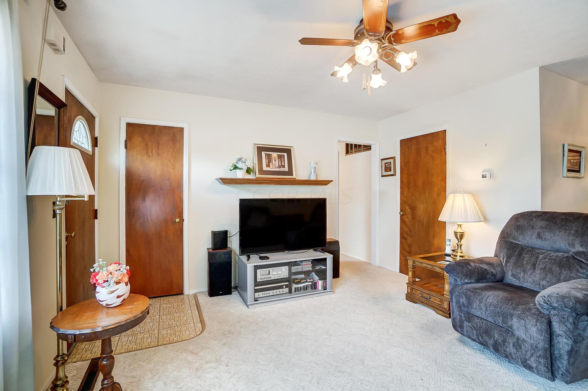 1469 Shady Lane Road Columbus, OH 43227 - Photo 5 of 41 Living Room
