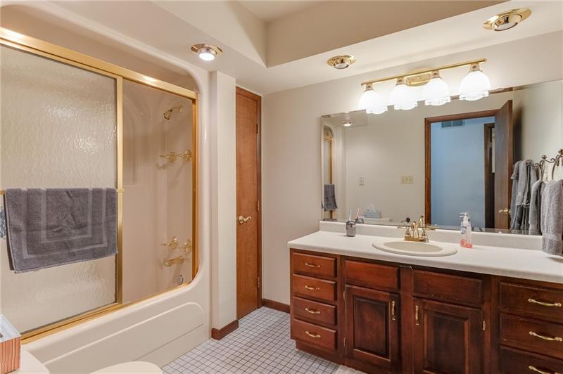 385 Navigation Street Beaver, PA 15009 - Photo 13 of 20 LIGHT AND BRIGHT FULL BATH.