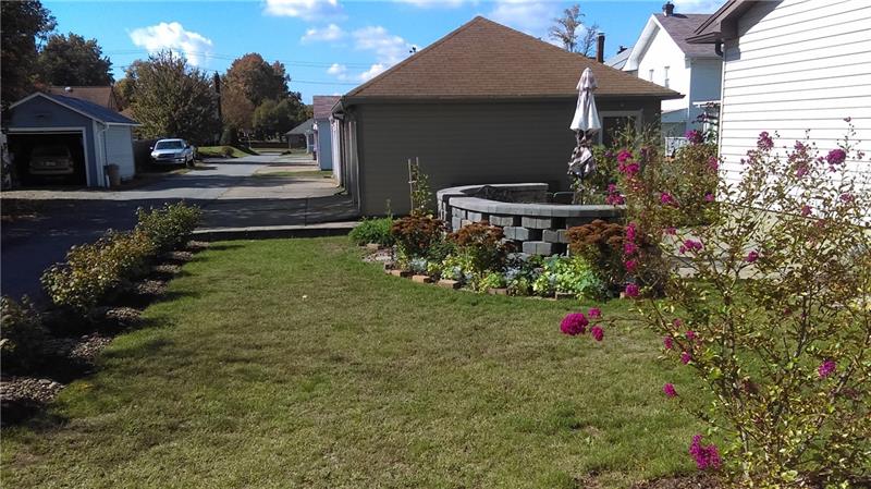 LOOK AT THE LOVELY SPRING/SUMMER LANDSCAPING!