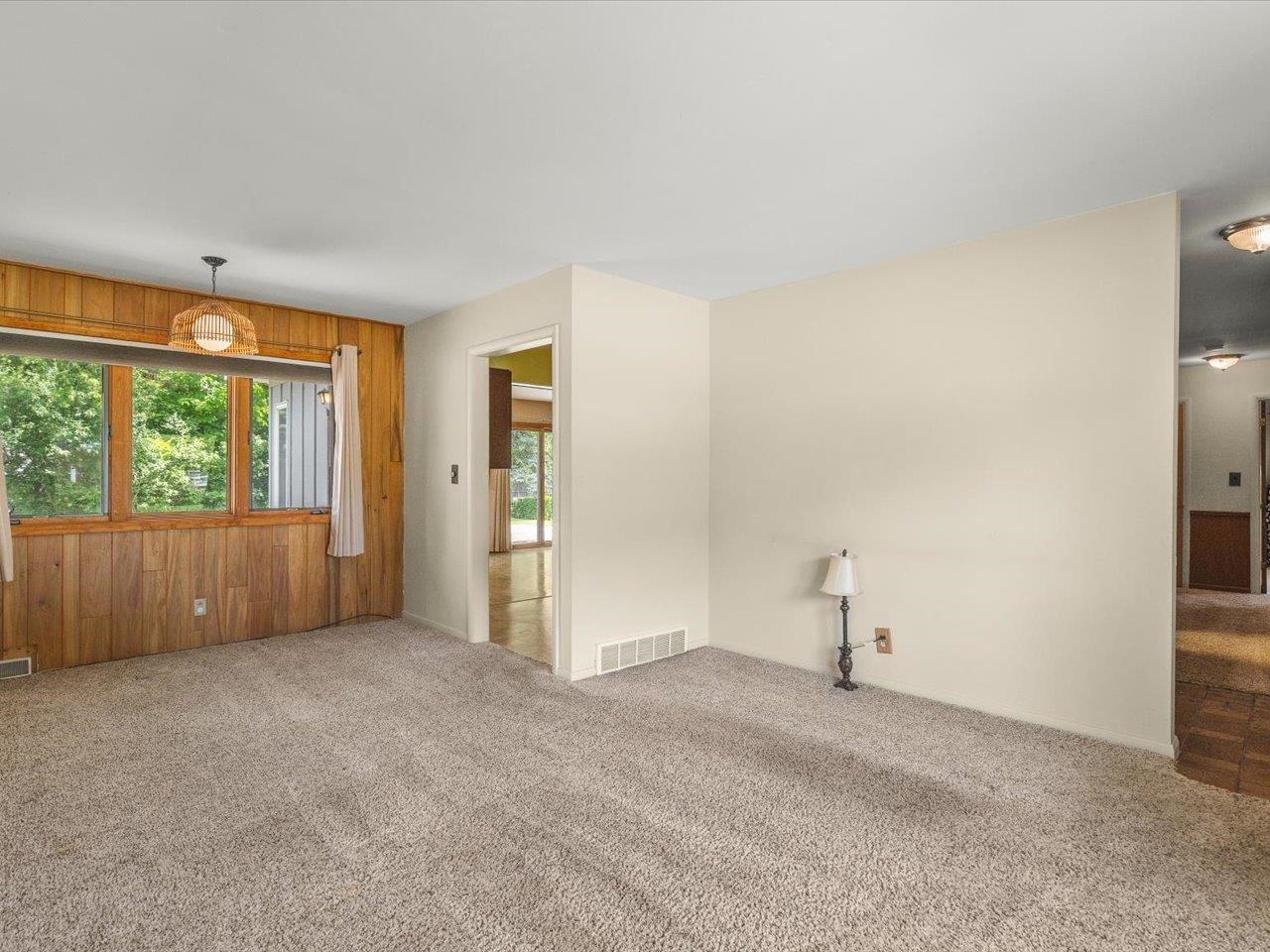 4704 Cayuga Road Rockford, IL 61107 - Photo 9 of 37 Gallery Image 9