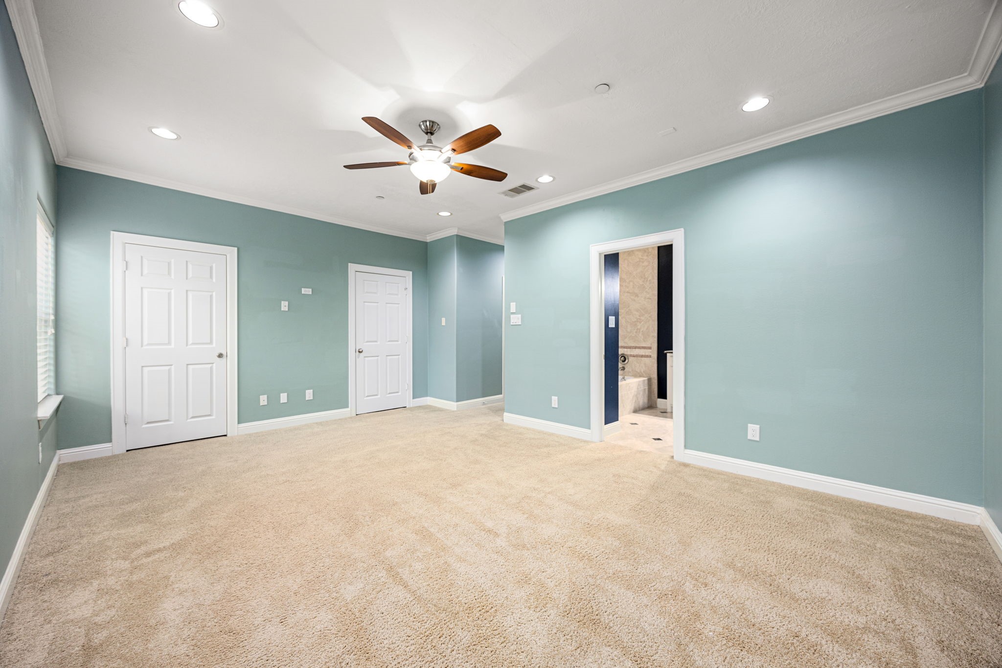 2611 Riverside Drive, Unit D Houston, TX 77004 - Photo 21 of 50 a view of an empty room with a ceiling fan