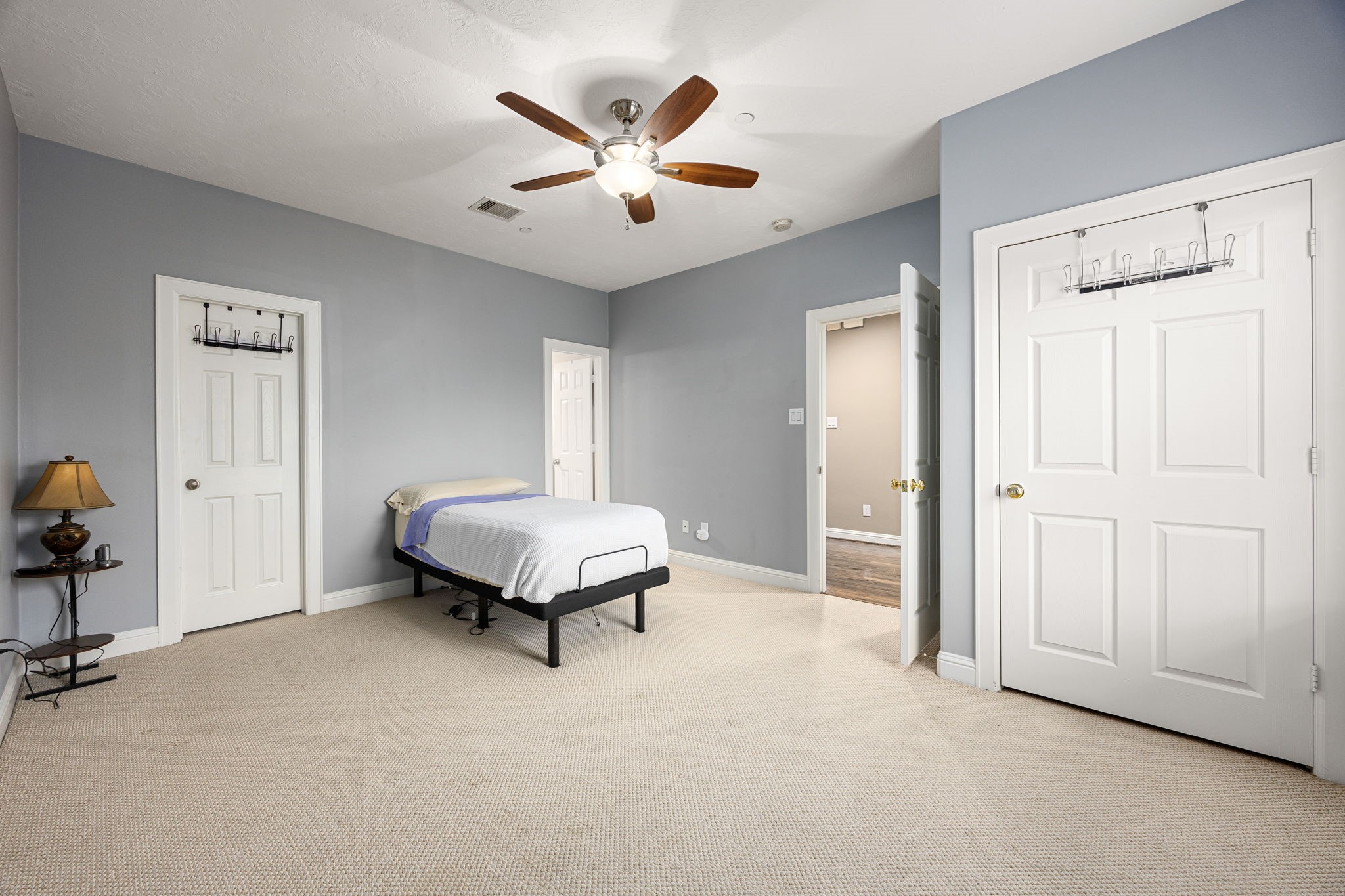 2611 Riverside Drive, Unit D Houston, TX 77004 - Photo 24 of 50 a spacious bedroom with a bed and a chandelier