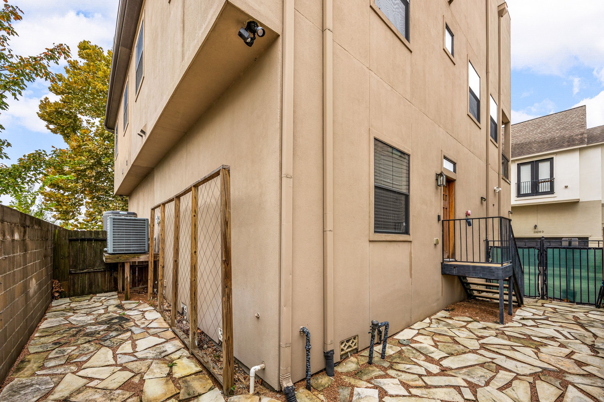 2611 Riverside Drive, Unit D Houston, TX 77004 - Photo 33 of 50 a view of a house with a wooden fence