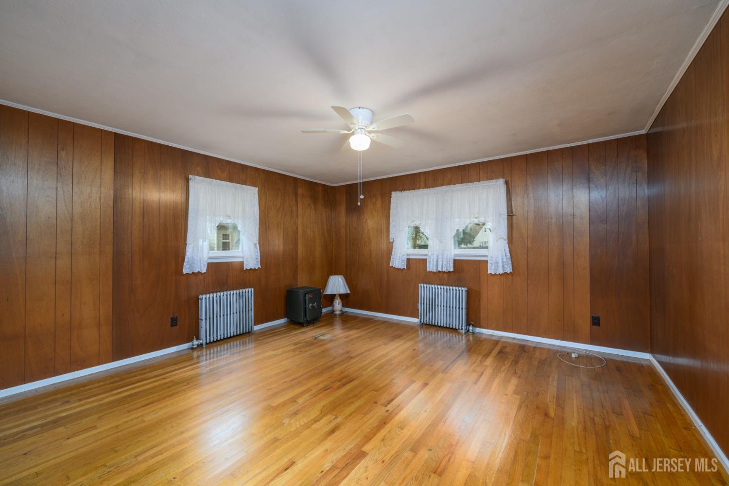110 Sheppard Place Fords, NJ 08863 - Photo 20 of 34 a view of a livingroom with wooden floor