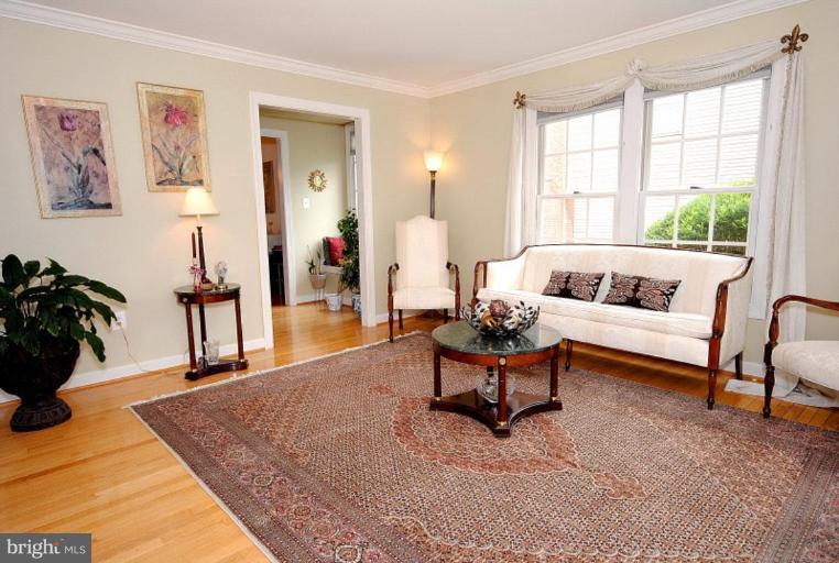 2060 Madrillon Road Vienna, VA 22182 - Photo 10 of 30 Living Room