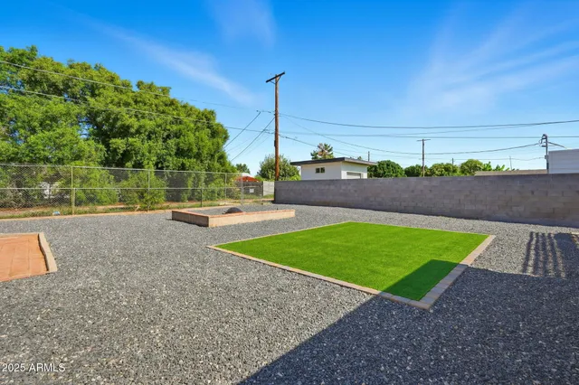 a view of a backyard