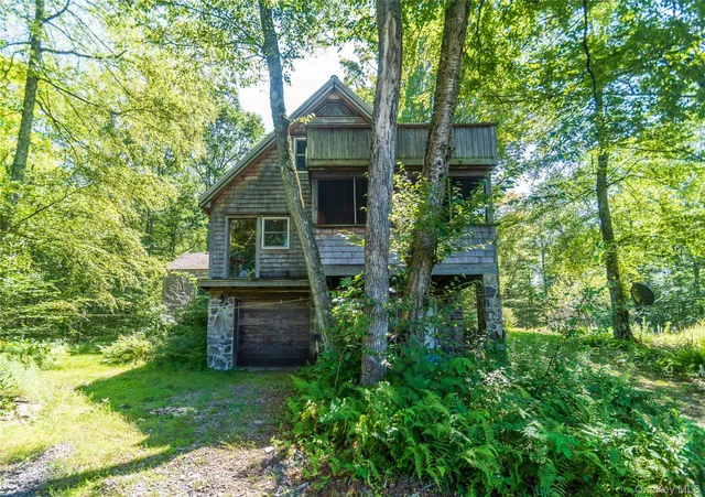 a view of house with a yard