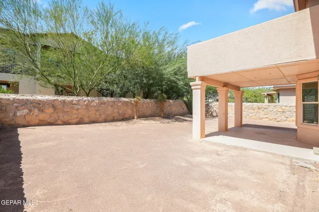 a view of a backyard