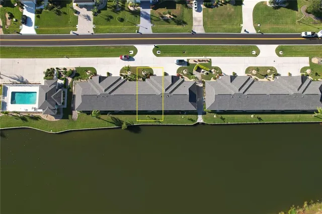 a picture of a white and white red