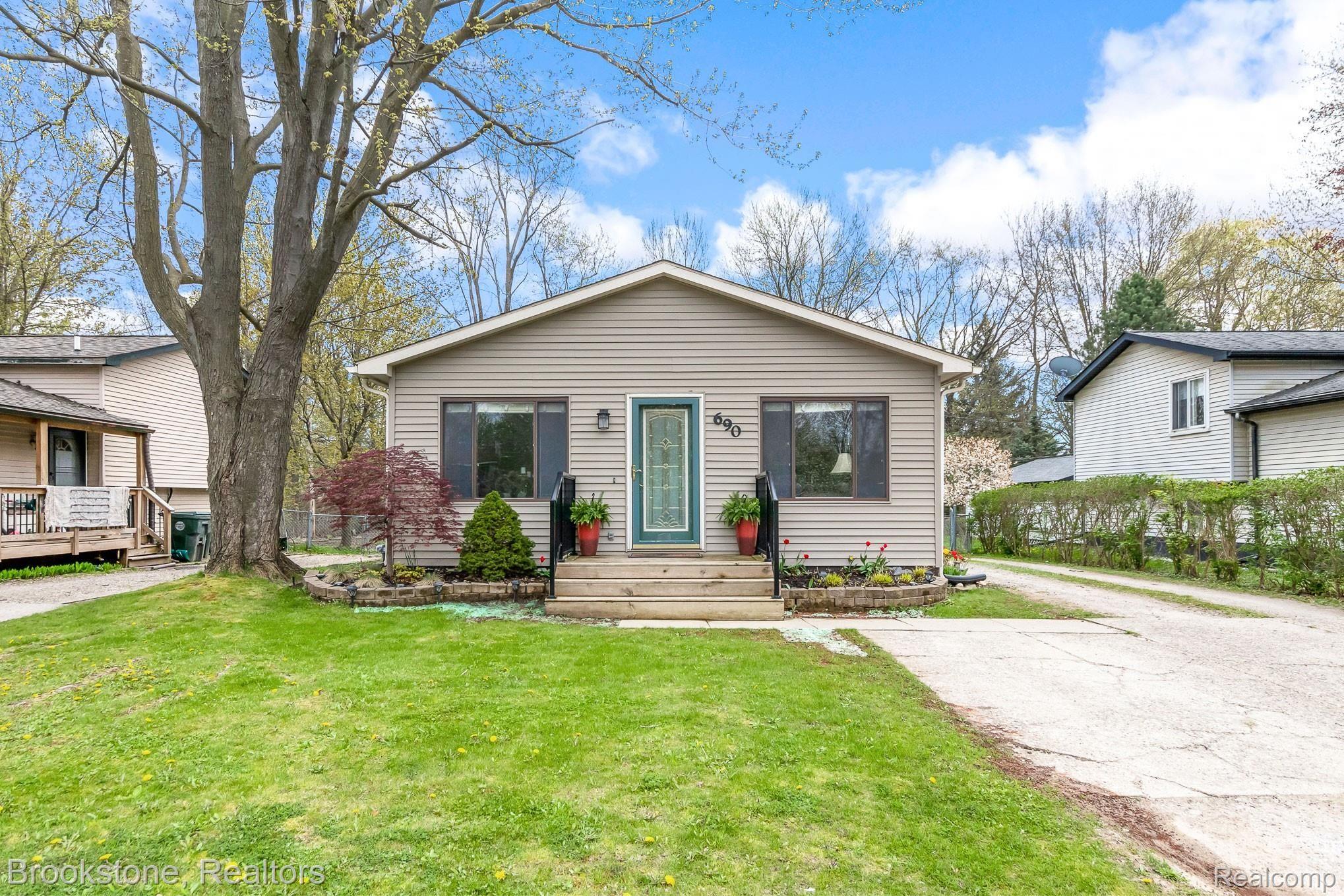 690 Miller Road Lake Orion, MI 48362 - Photo 2 of 25 IMG_7519.jpg