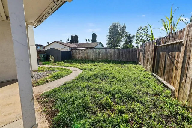 a view of a back yard