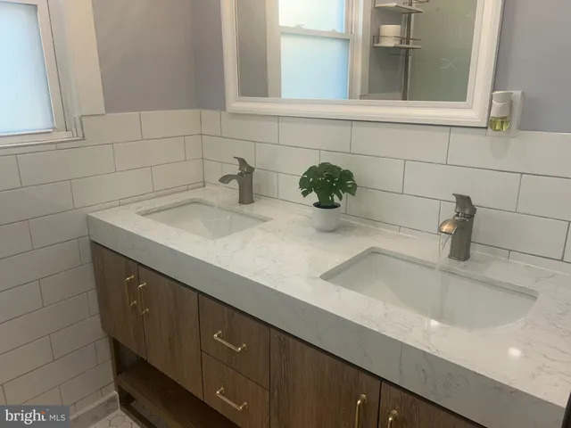 $319,900 | 4052 Locust Lane, Harrisburg, PA 17109