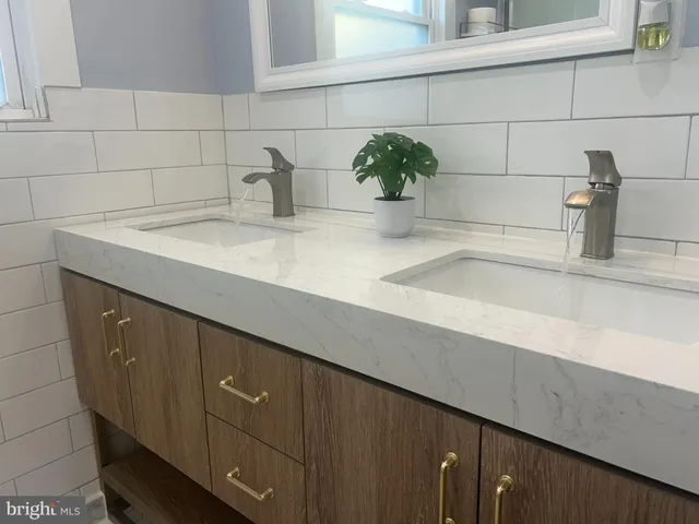 $319,900 | 4052 Locust Lane, Harrisburg, PA 17109