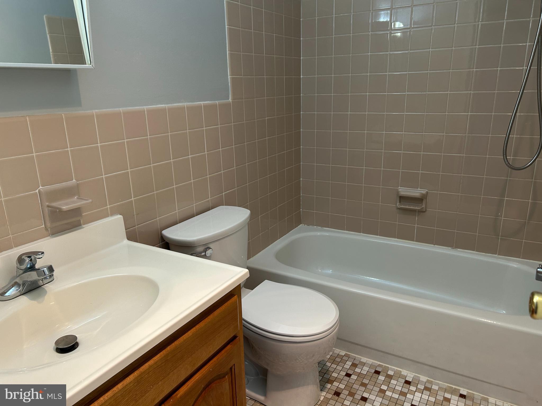 29 Ramsgate Court, Unit 214 U29 Blue Bell, PA 19422 - Photo 15 of 20 Hallway Bath