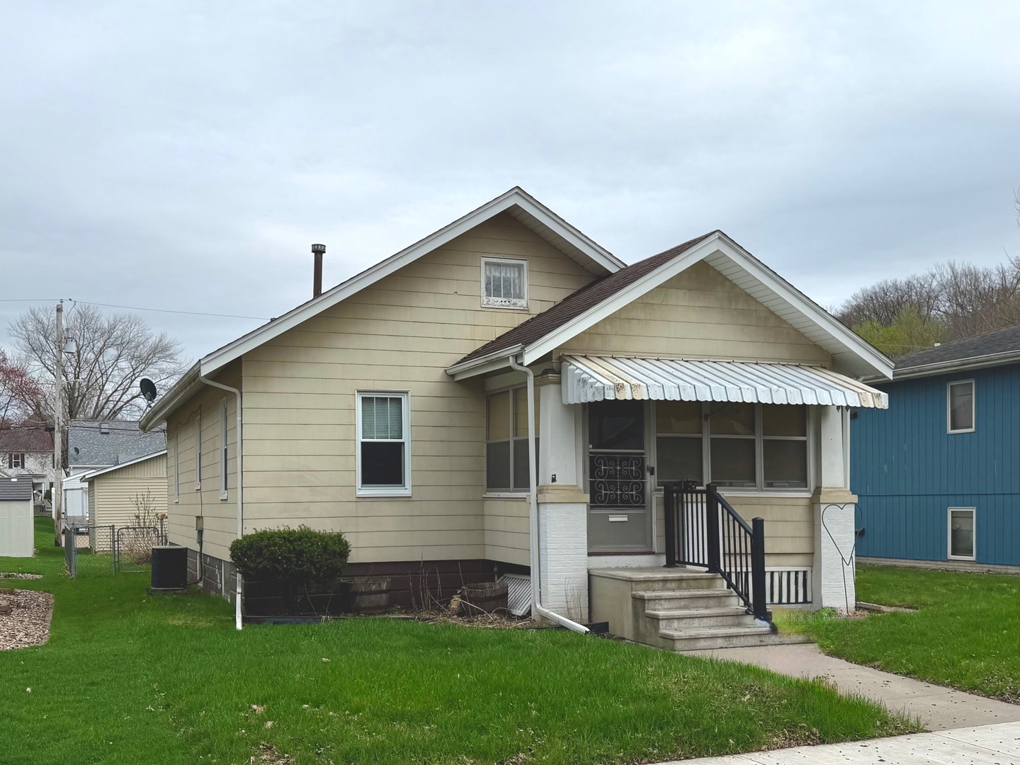 422 45th Street Moline, IL 61265 - Photo 2 of 22 a front view of a house with a yard and green space