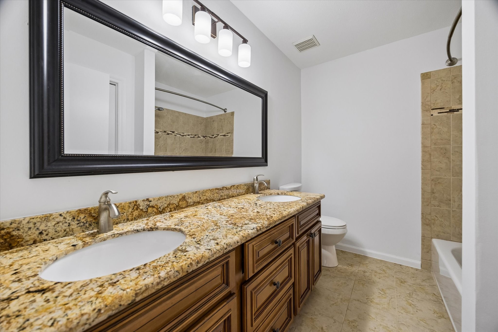 752 Augusta Drive, Unit 752 Houston, TX 77057 - Photo 11 of 19 Primary bathroom.