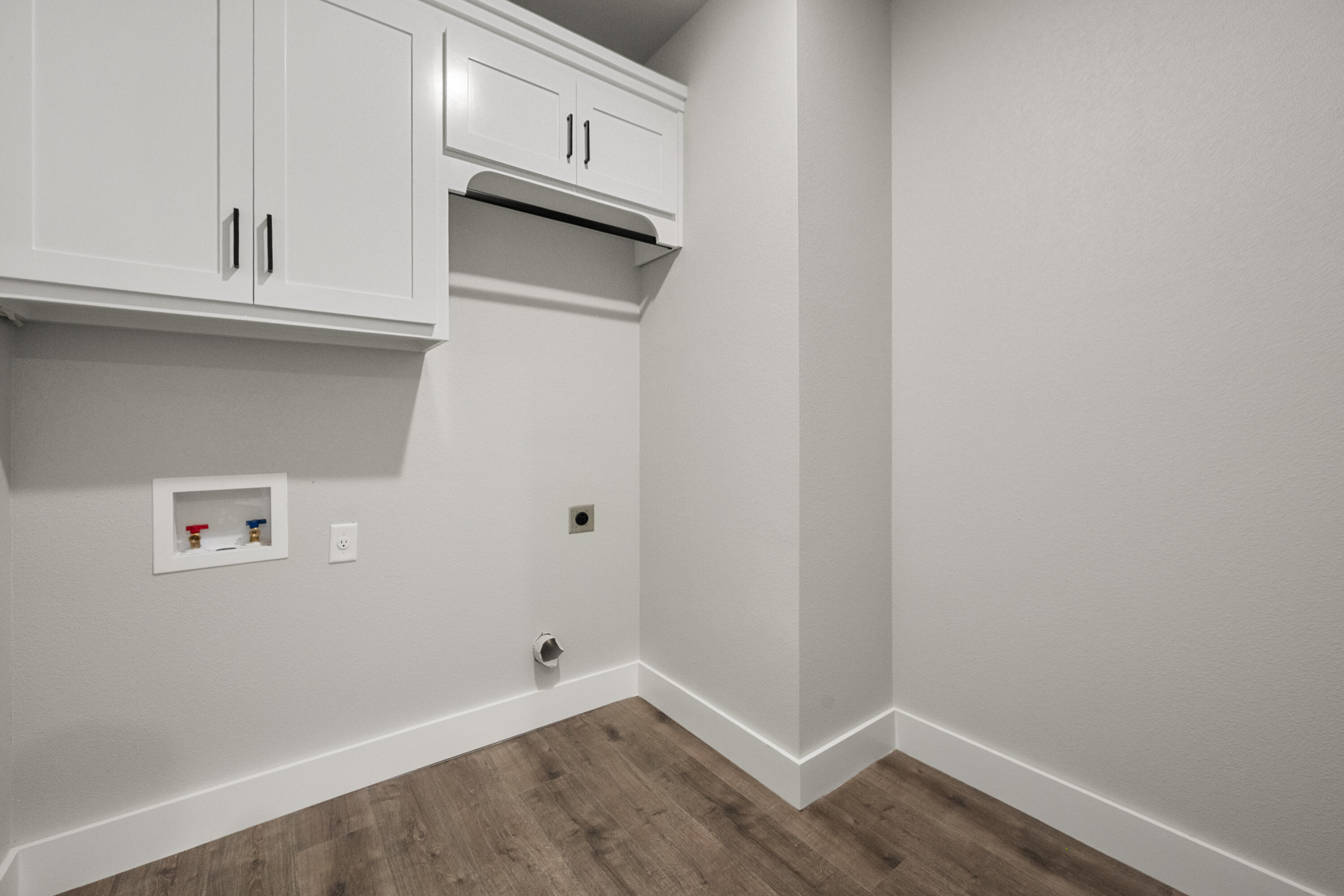 1119 North 6th Street Wolfforth, TX 79382 - Photo 32 of 37 a view of small space with wooden floor and cabinets