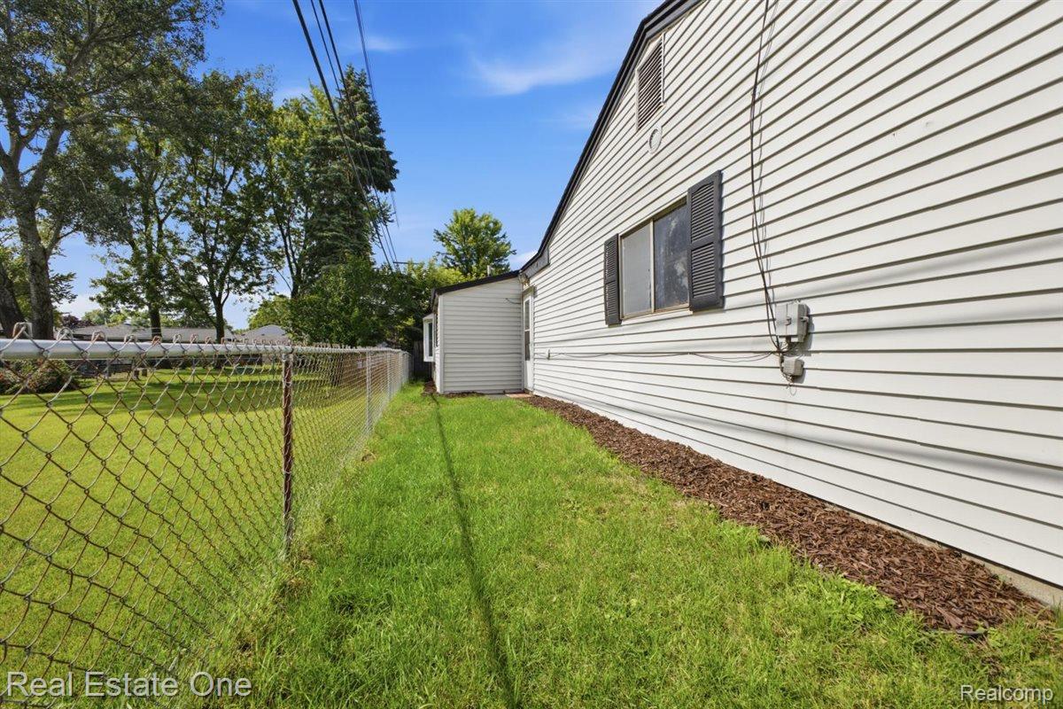 3003 Longview Avenue Rochester, MI 48307 - Photo 24 of 35 33-IMG_1535.jpg