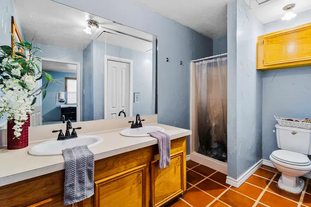 a view of a house with yard and garage