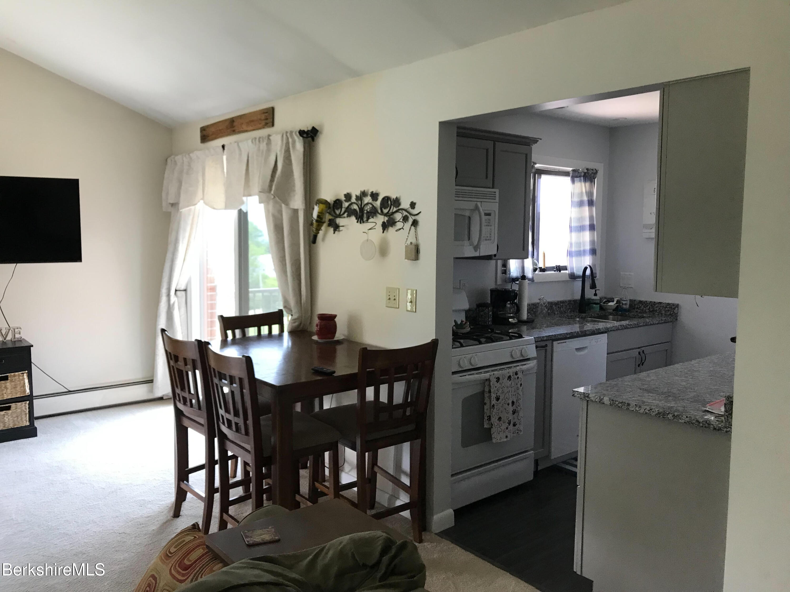 189 Stratton Road, Unit H6 Williamstown, MA 01267 - Photo 3 of 14 Kitchen/Dining