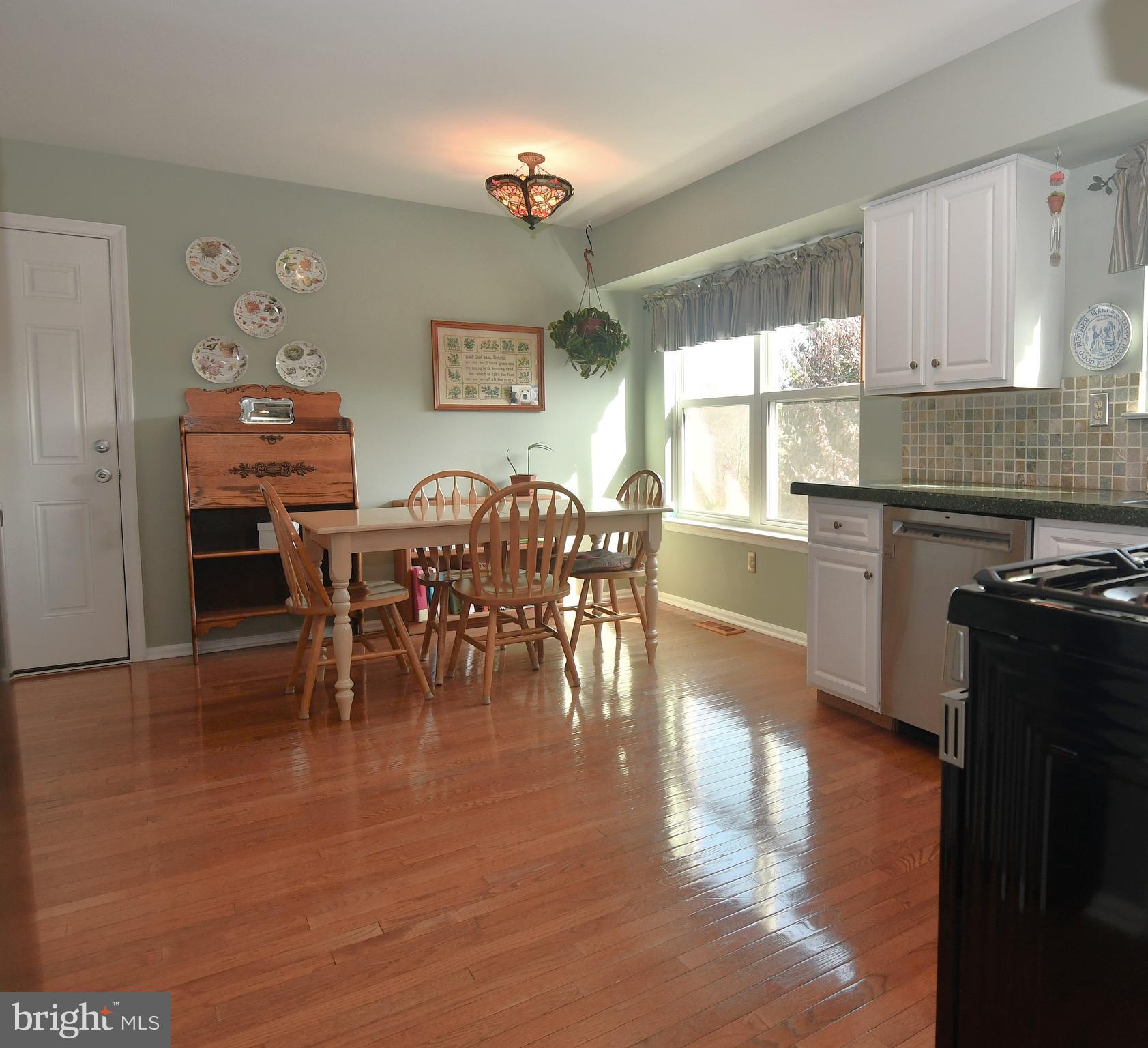 536 Waltham Lane Perkasie, PA 18944 - Photo 10 of 38 Updated Kitchen!