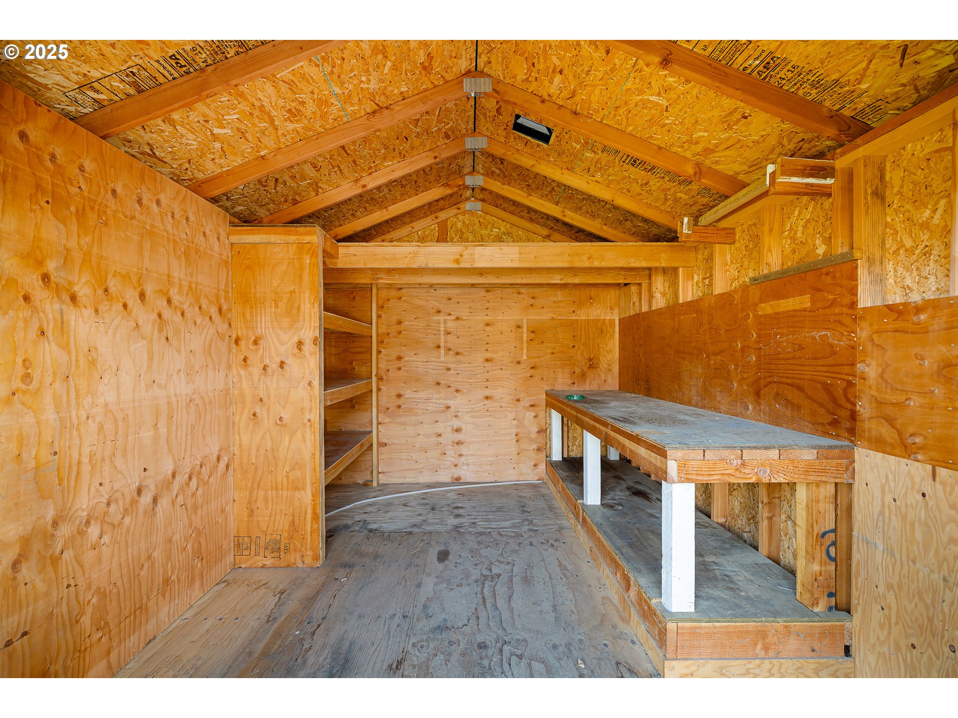 82849 Minnick Road Dexter, OR 97431 - Photo 28 of 41 a view of entryway with a wooden floor