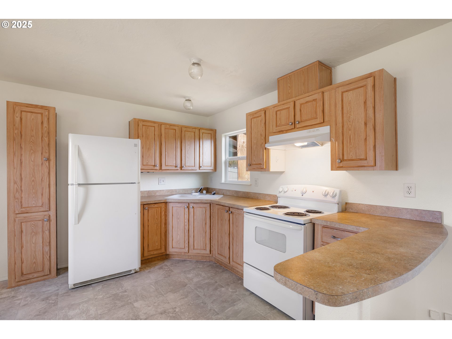 82849 Minnick Road Dexter, OR 97431 - Photo 10 of 41 a kitchen with a refrigerator a stove a sink and a cabinets