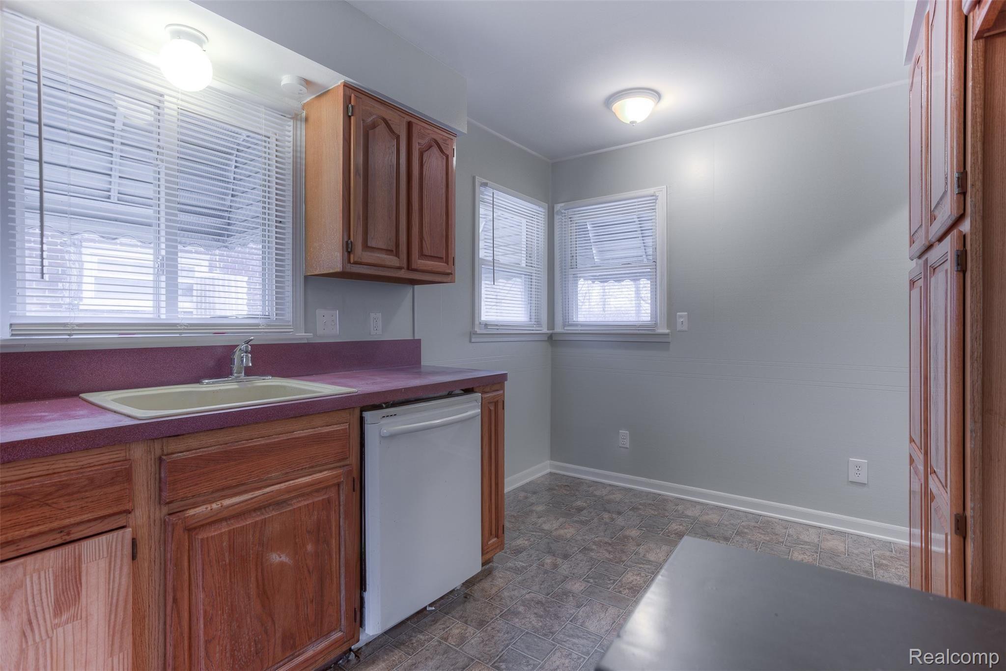 29966 Spring Arbor Drive Inkster, MI 48141 - Photo 12 of 27 29966 spring arbor interiors (5).jpg