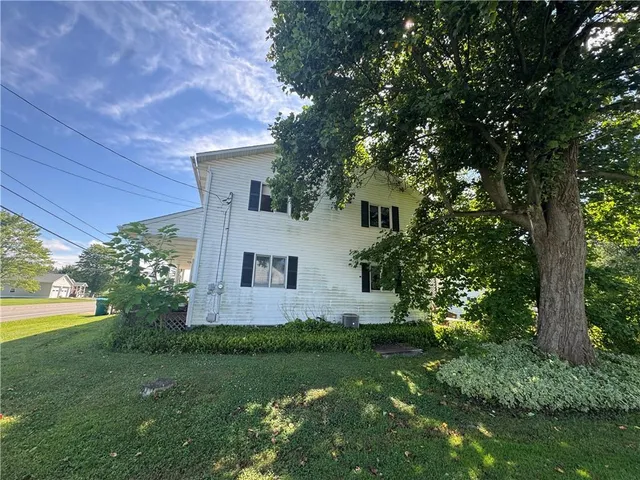 a view of house with a yard
