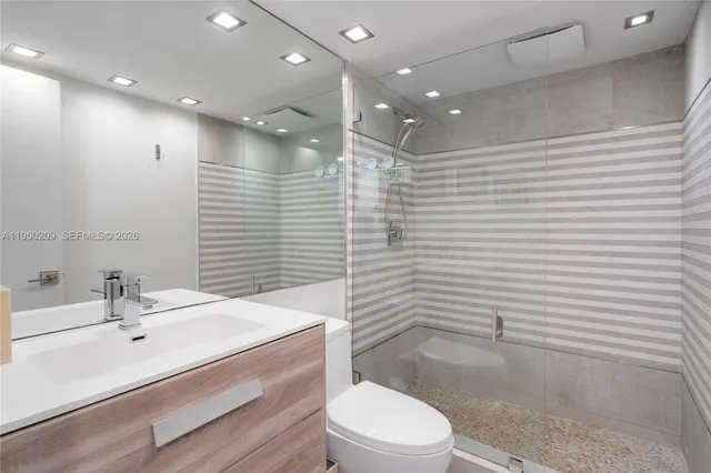 $685,000 | 5750 Collins Avenue, Unit 15E, Miami Beach, FL 33140