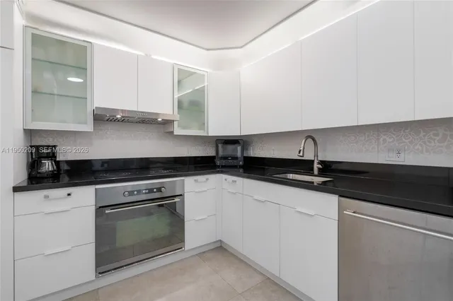 $685,000 | 5750 Collins Avenue, Unit 15E, Miami Beach, FL 33140