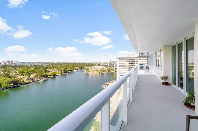 $685,000 | 5750 Collins Avenue, Unit 15E, Miami Beach, FL 33140