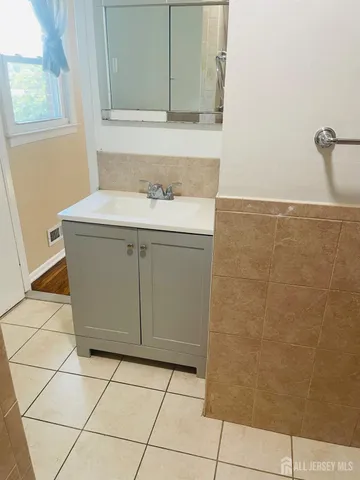 $2,800 | 144 Garfield Avenue, Colonia, NJ 07067