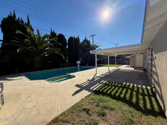 a view of a house with backyard