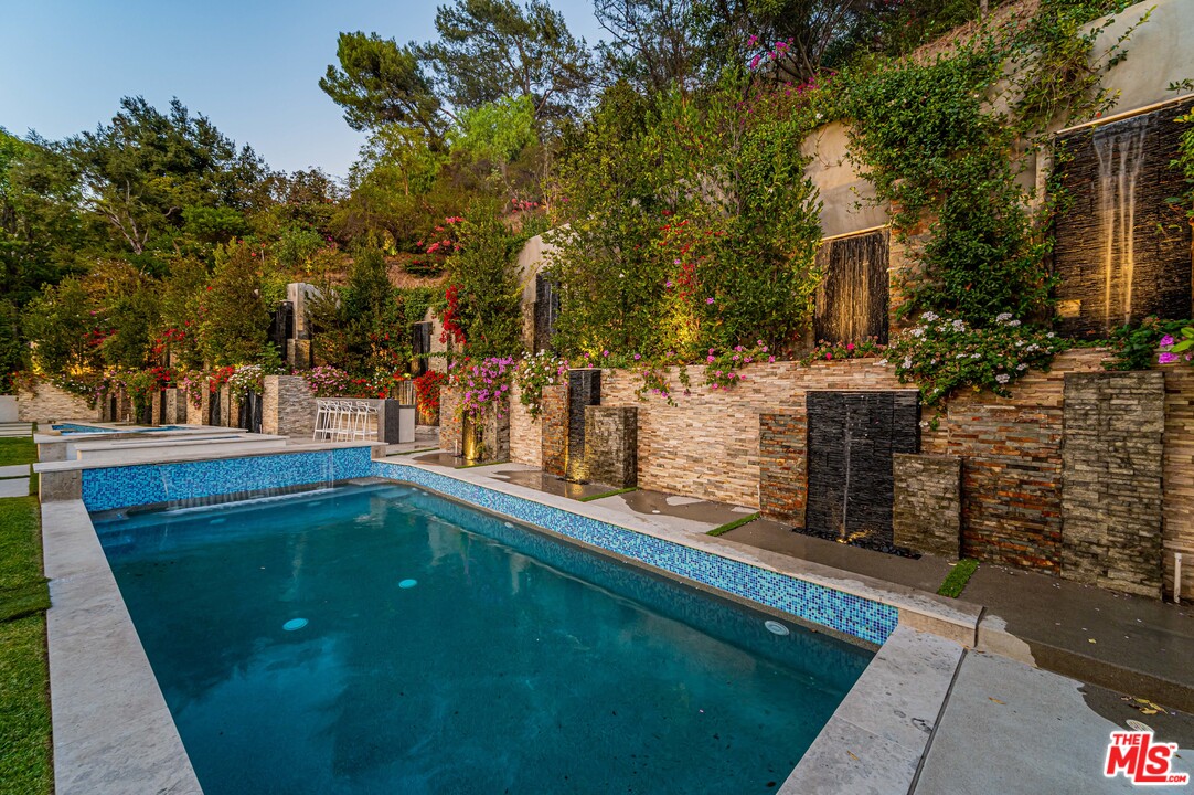 930 Roscomare Road Los Angeles, CA 90077 - Photo 13 of 54 a backyard of a house with lots of green space