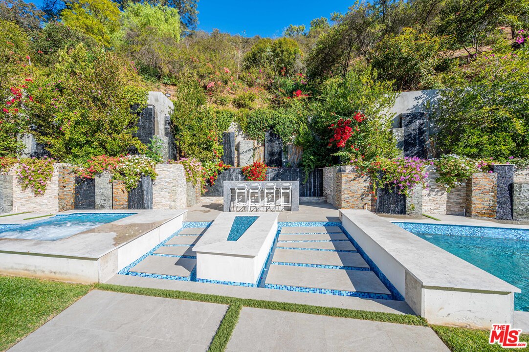930 Roscomare Road Los Angeles, CA 90077 - Photo 19 of 54 a view of a backyard with sitting area