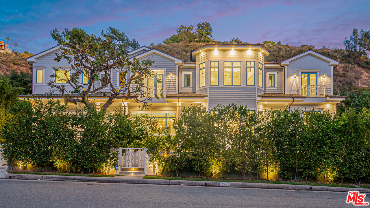930 Roscomare Road Los Angeles, CA 90077 - Photo 53 of 54 front view of a house with a yard