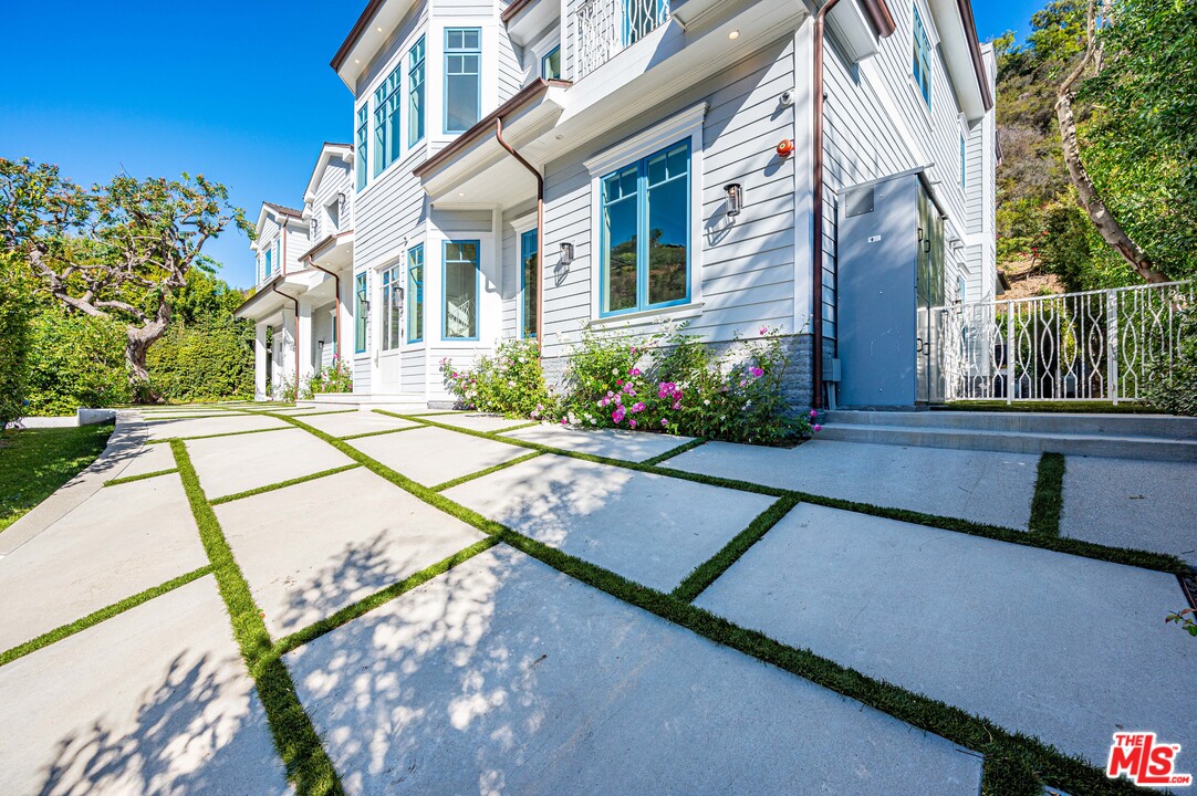 930 Roscomare Road Los Angeles, CA 90077 - Photo 54 of 54 a view of a street with houses