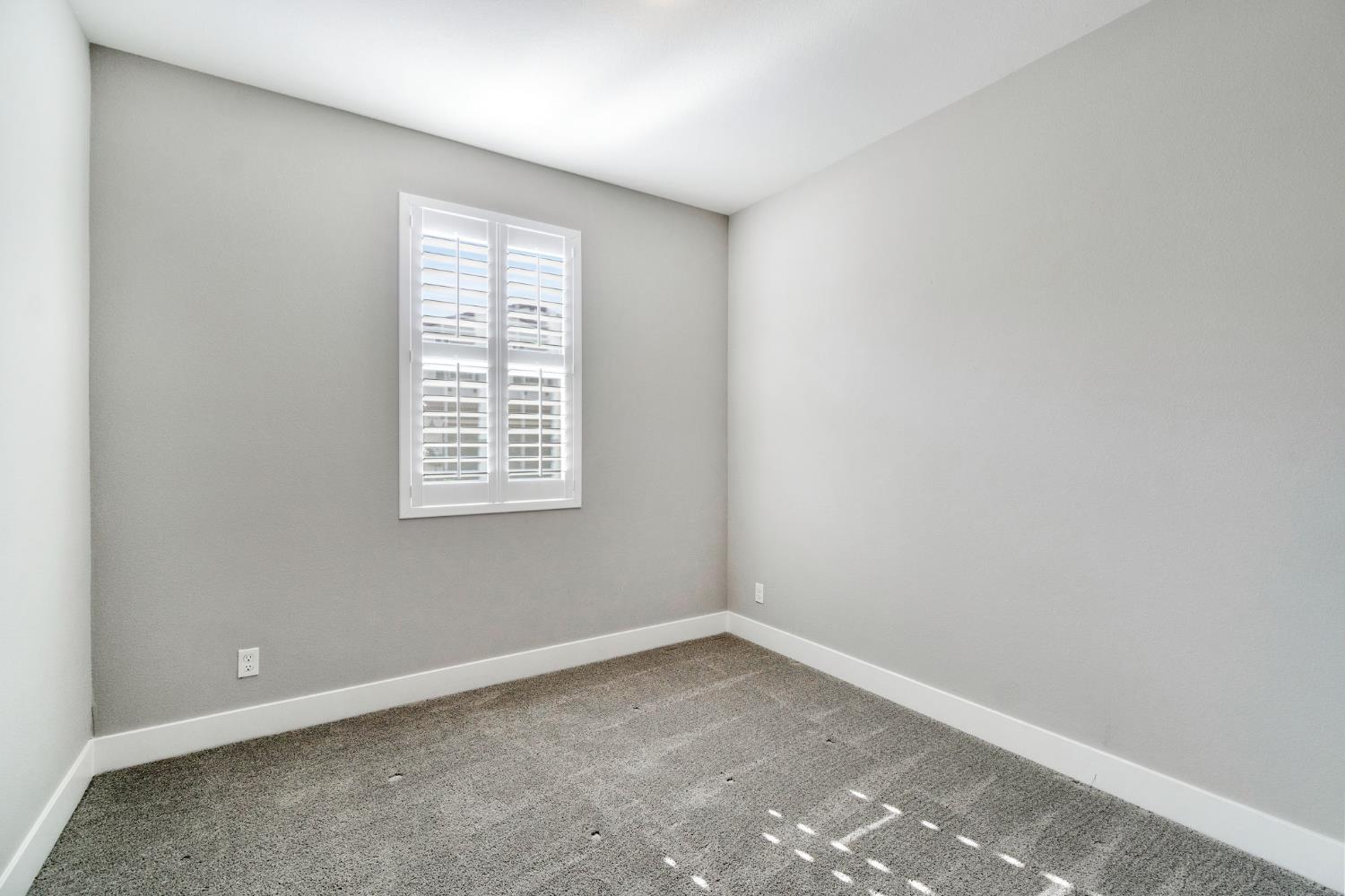 4415 Horizon Drive Madera, CA 93636 - Photo 17 of 41 an empty room with a window